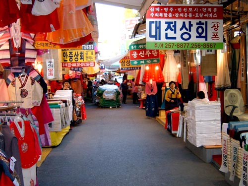 조잡하게 외국어 등으로 표기된 도심 광고물보다 더 깔끔해 보이고 한눈에 들어온다. 